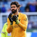 Alisson fica fora de pré-temporada do Liverpool, e técnico fala sobre futuro