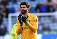 Alisson fica fora de pré-temporada do Liverpool, e técnico fala sobre futuro