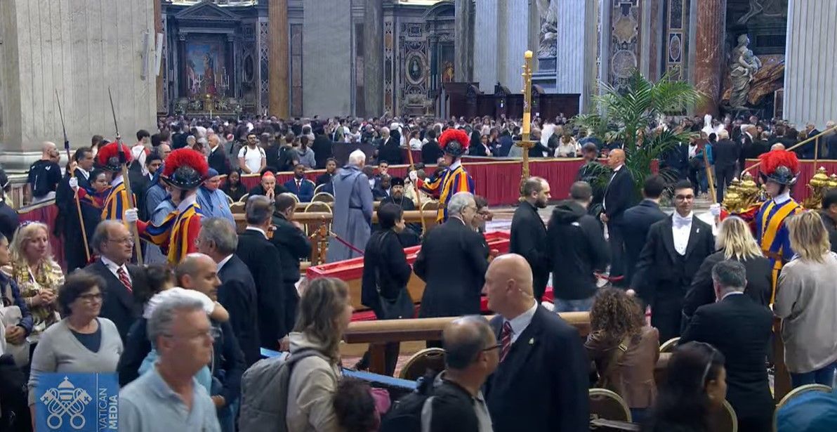 Mais de 120 mil pessoas foram ao velório do papa Francisco na Basílica de São Pedro