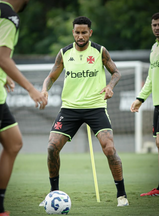 Volante titular vira preocupação no Vasco após lesão contra o Sport