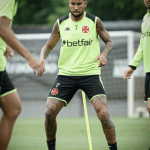 Volante titular vira preocupação no Vasco após lesão contra o Sport