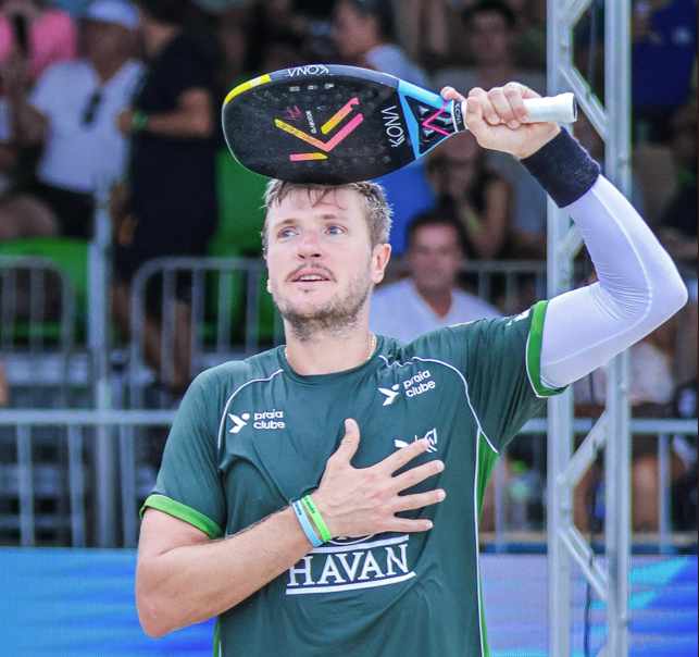 Ex-parceiro de Guga, Andre Baran retorna ao top 1 do mundo no beach tennis
