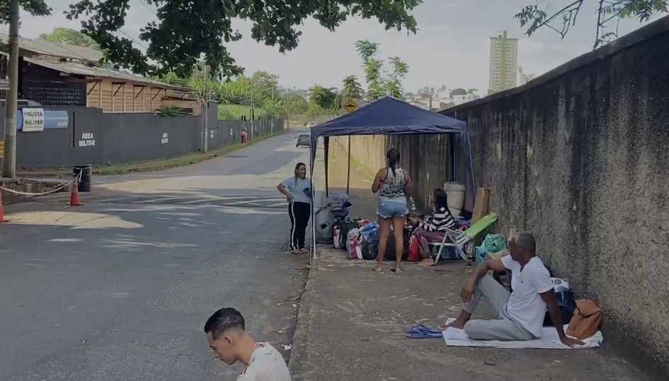 Familiares de presos do Ceresp Gameleira, em BH, denunciam superlotação e espera de 8 horas para visita