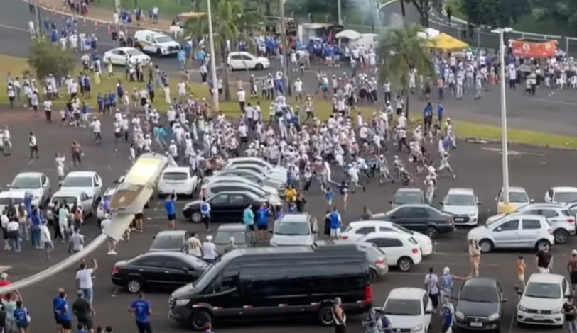 Torcidas de Cruzeiro e Vasco brigam em Uberlândia antes de jogo pelo Brasileiro