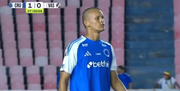Janderson em ação em sua estreia pelo Cruzeiro contra o Vasco