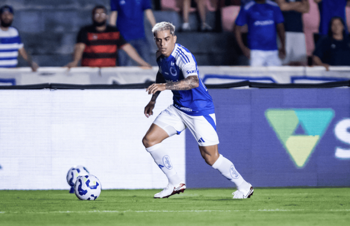 Fagner foi titular pela lateral direita do Cruzeiro contra Vasco
