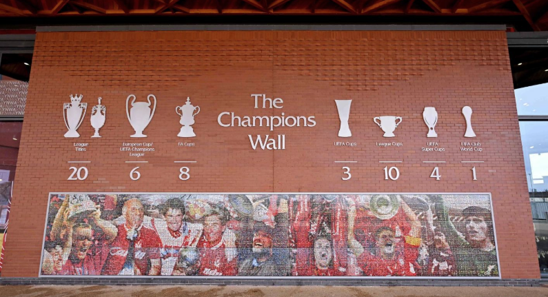 Liverpool atualiza ‘Parede dos Campeões’ após título da Premier League; veja fotos