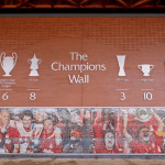 Liverpool atualiza ‘Parede dos Campeões’ após título da Premier League; veja fotos