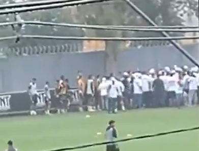 Torcedores organizados do Santos invadem CT para cobrar elenco