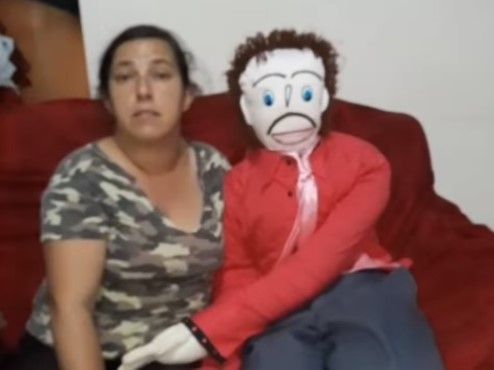 Mineira que diz ter se casado com boneco agora revela traição: 'muito triste'