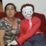 Mineira que diz ter se casado com boneco agora revela traição: 'muito triste'