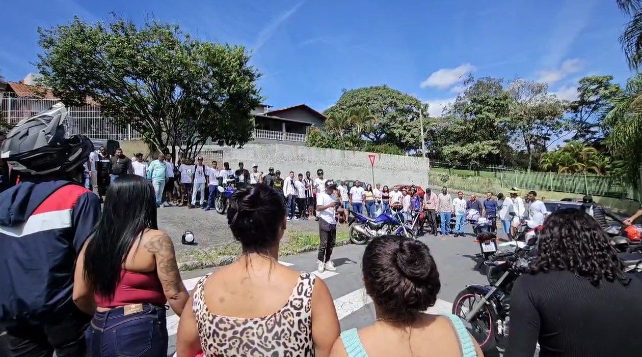 Sob forte comoção, corpo de barbeiro assassinado enquanto trabalhava em BH é sepultado