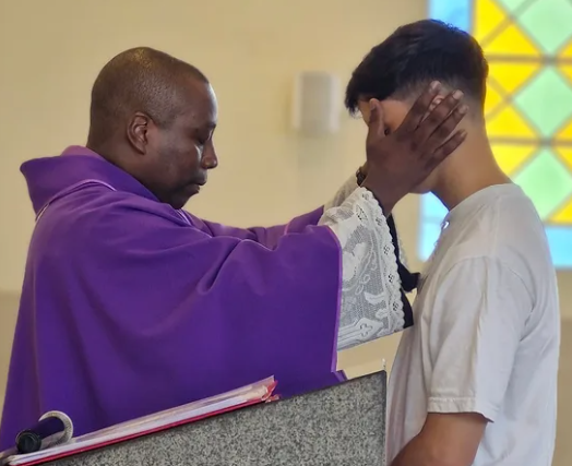 Pastor faz homenagem para Padre em Varginha