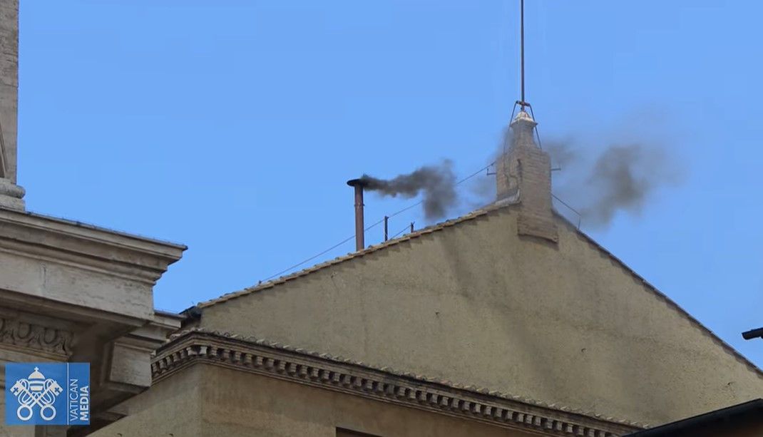 Fumaça preta: indefinição sobre novo papa segue no segundo dia de Conclave