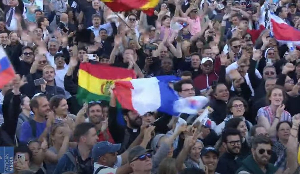 Vídeo: No Vaticano, fiéis se emocionam com a escolha de um novo papa