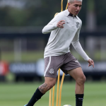 Em final de contrato no Corinthians, zagueiro da base sobe para completar treinos