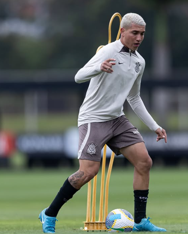 Corinthians formaliza proposta para renovar com zagueiro da base; veja detalhes