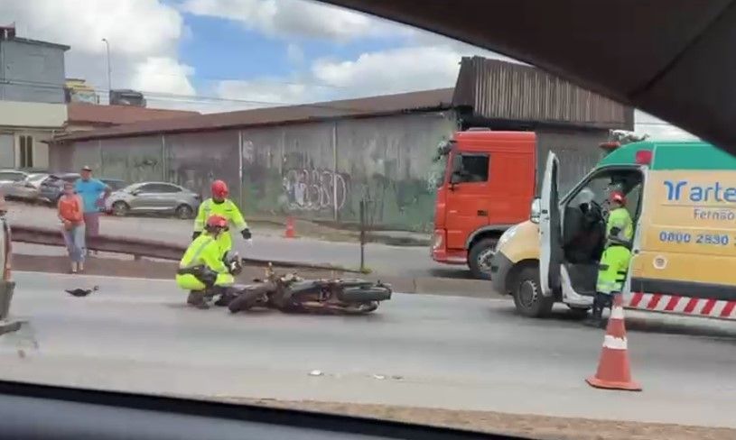 Grave acidente mata motociclista e causa congestionamento na Fernão Dias, na Grande BH