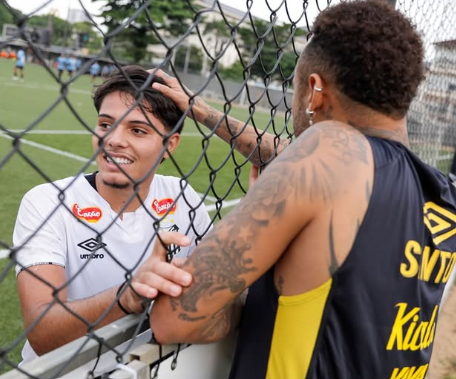Em recuperação no Santos, Neymar é tietado por jogadores do sub-20; veja