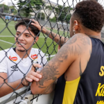 Em recuperação no Santos, Neymar é tietado por jogadores do sub-20; veja