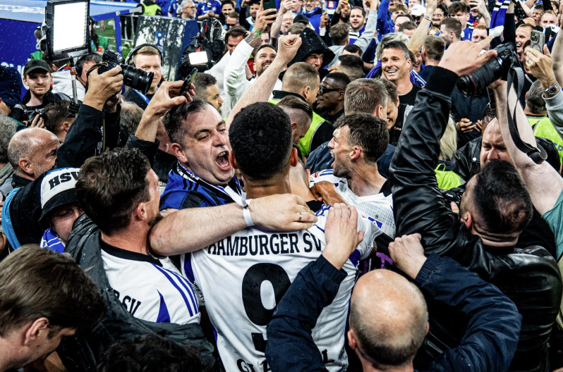 Com atropelo e invasão de campo, Hamburgo retorna à Bundesliga após sete anos