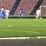 Goleiro pega penal, Uberlândia bate Goiatuba e vence a primeira na Série D