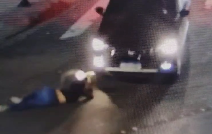 Motorista de app avança sinal vermelho e atropela mulher na faixa de pedestres em BH