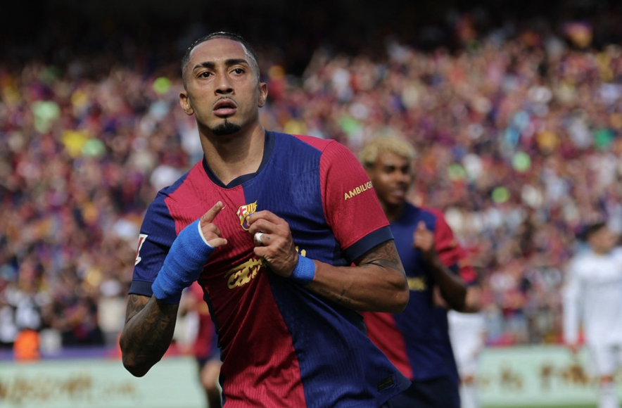 Raphinha alcança números que só Messi e Suárez atingiram pelo Barcelona