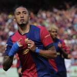 Raphinha alcança números que só Messi e Suárez atingiram pelo Barcelona