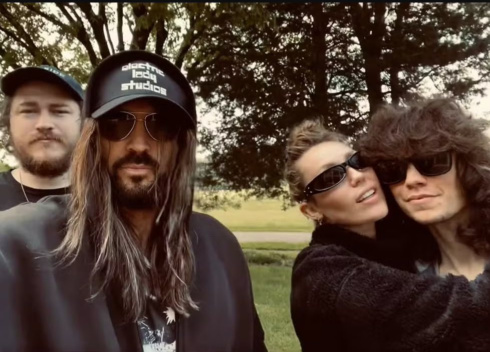 Pai de Miley Cyrus pede 'orações' para a família e manda recado para ex-esposa