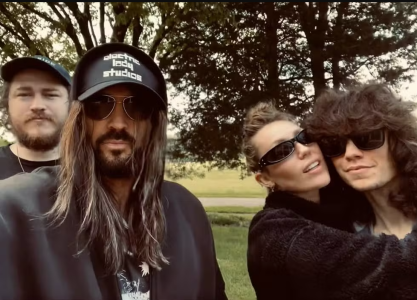 Braison, Billy Ray, Miley Cyrus e Maxx Morando, namorado da cantora, em uma publicação recente.