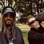 Pai de Miley Cyrus pede 'orações' para a família e manda recado para ex-esposa