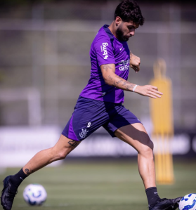 Memphis Depay durante treino do Corinthians