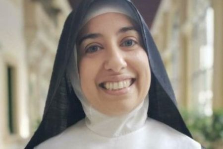 Brasileira foi descrita como "bonita e jovem demais" por Frei que a denunciou