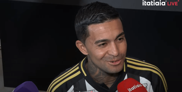 Dudu durante apresentação no Atlético
