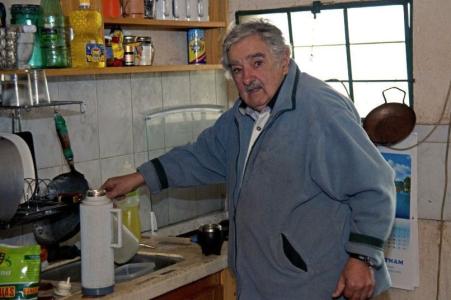 Mujica prepara chá mate em sua casa, em Montevidéu, em junho de 2013 - enquanto era presidente do Uruguai