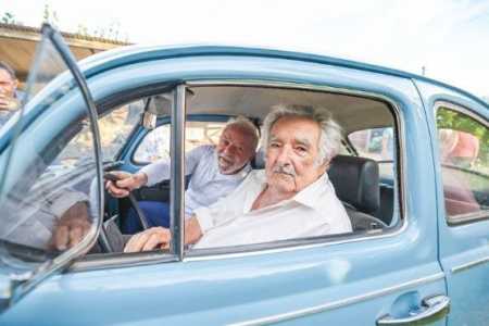 Lula passeia no famoso fusquinha de Mujica em 2023