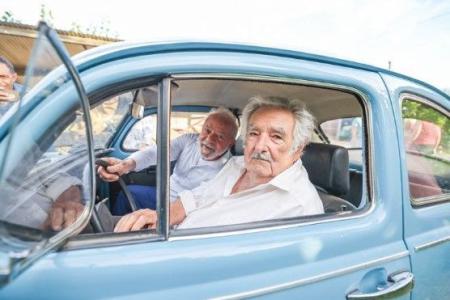 Lula passeia no famoso fusquinha de Mujica em 2023
