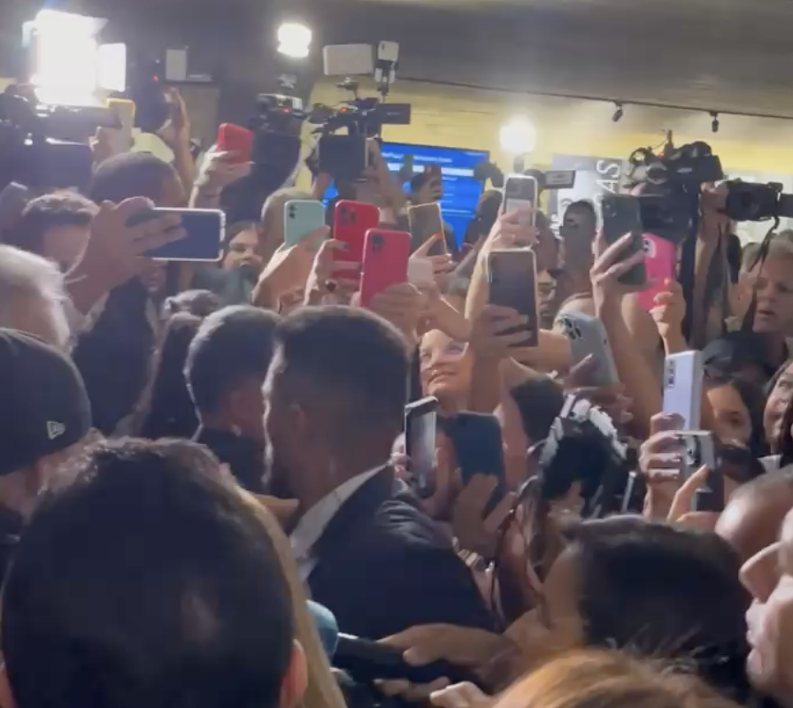 Depoimento de Virginia em CPI muda rotina do Senado e fãs formam multidão por 'selfie'