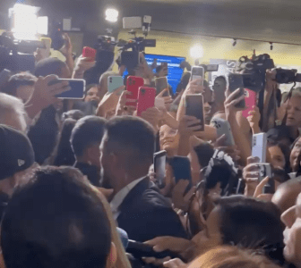 Fãs aglomerados na saída de Virginia após o depoimento no Senado