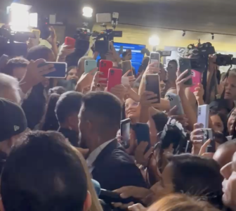Fãs aglomerados na saída de Virginia após o depoimento no Senado