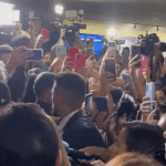 Depoimento de Virginia em CPI muda rotina do Senado e fãs formam multidão por 'selfie'