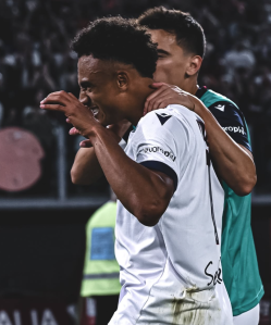 Bologna e Milan durante final da Copa da Itália