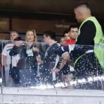 Torcedora do Palestino faz gesto racista em jogo contra o Cruzeiro no Mineirão; veja
