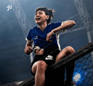 Foto registrada em 2024 mostra torcedora do Racing em jogo que classificou a equipe argentina na Sulamericana
