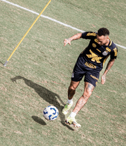 Neymar tem treinado com bola no CT Rei Pelé