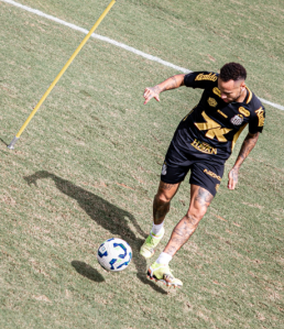 Neymar tem treinado com bola no CT Rei Pelé
