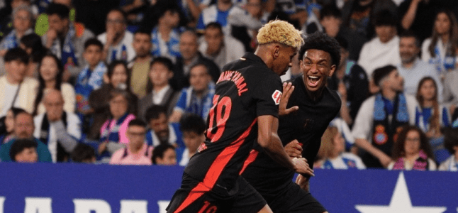 Lamine Yamal comemora gol pelo Barcelona no Campeonato Espanhol
