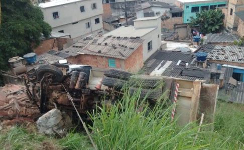 Carreta quase atingiu casas no bairro Kennedy