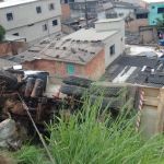 Vídeo: caminhão tomba na BR-040 e quase atinge casas em Contagem, na Grande BH